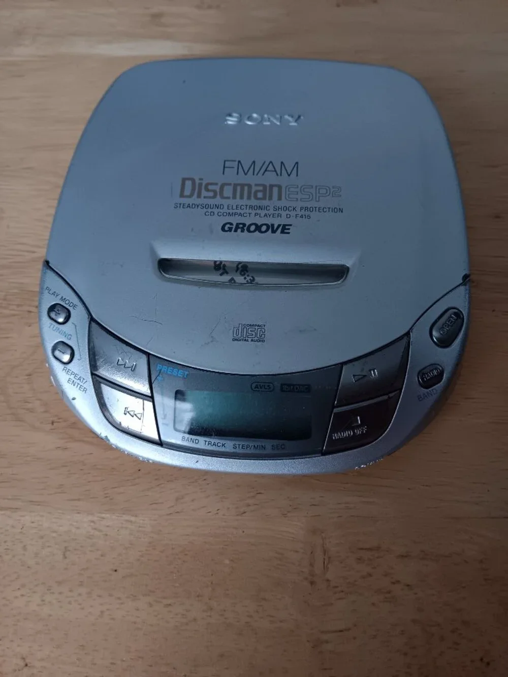 2 Sony discman esp2 (1 works 1 doesnt read), 1 power cable and 1 carrying case